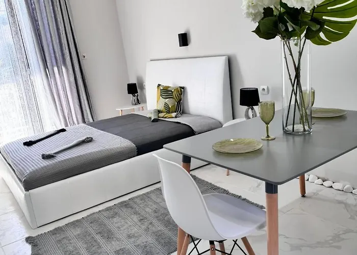 F & B Collection - Skiathos - Kanapitsa- Diamanti * Kolios