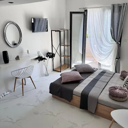 F & B Collection - Skiathos - Kanapitsa- Diamanti * Kolios