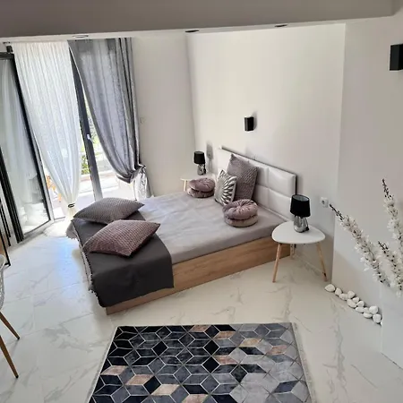 F & B Collection - Skiathos - Kanapitsa- Diamanti